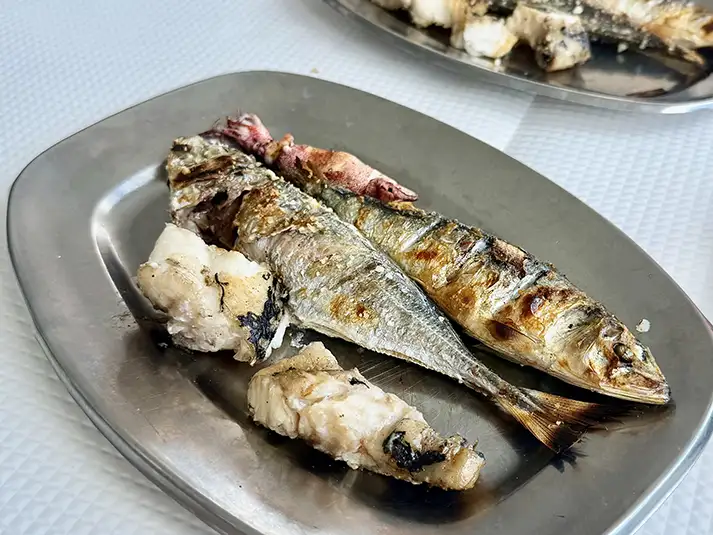 sardines, sea bream and baby squid at Faro e benfica