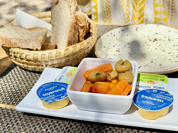 a couvert of bread, olives, carrots and patê de sardinha (sardine pâté at Restaurante Centenário